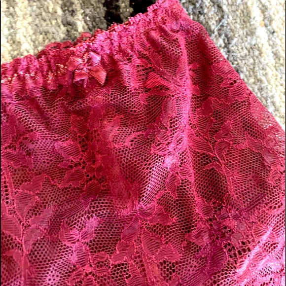 VS Garter Skirt Set - Picture 9 of 13